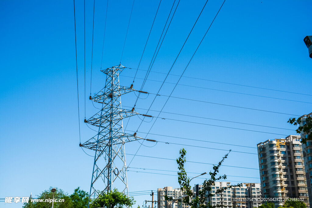 城市中的高壓輸電塔