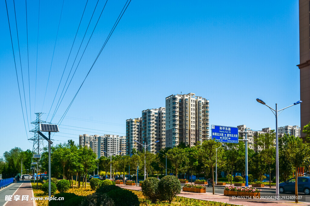 城市街道旁的高樓景觀