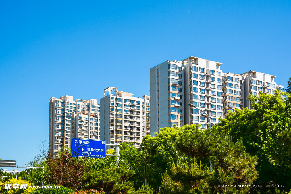 城市高樓與蔥郁綠樹景觀