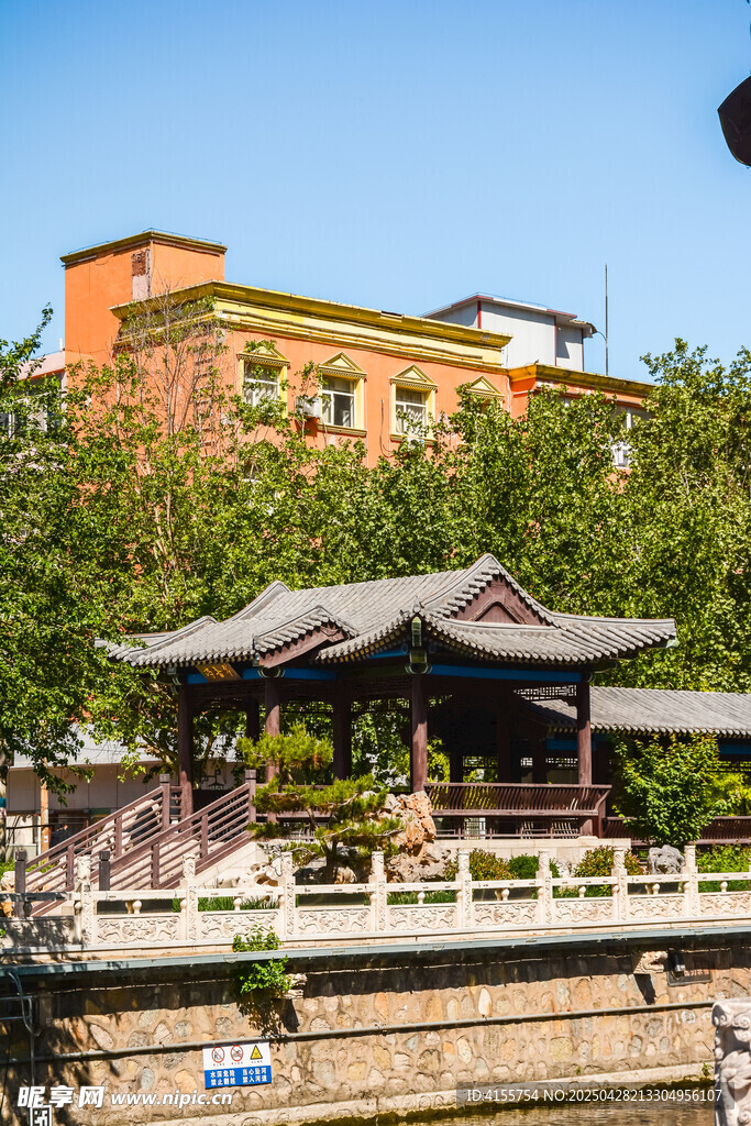 古雅建筑旁的中式亭臺景觀