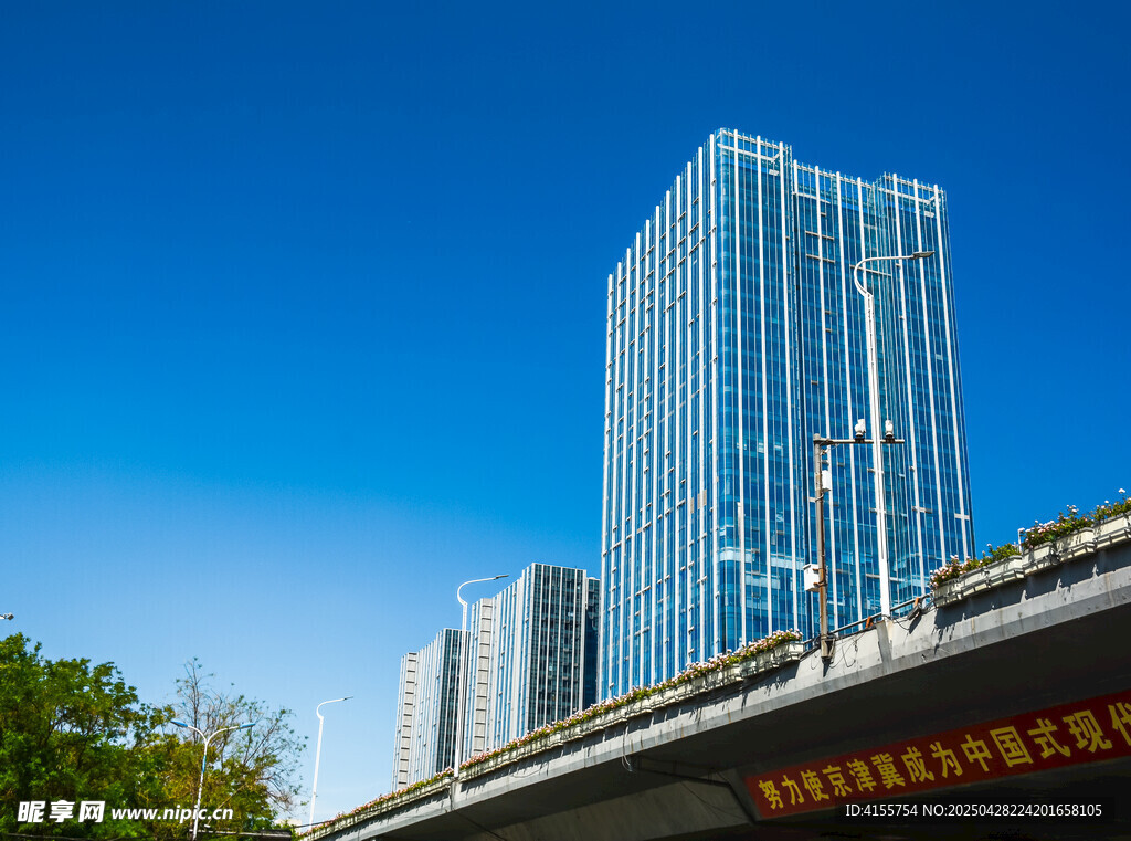 城市高架橋旁的摩天大樓