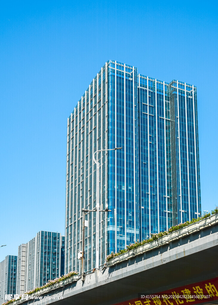都市高樓與高架橋景觀