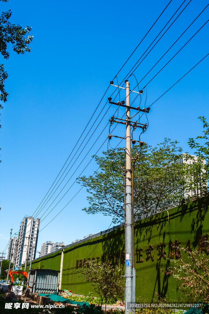城市路邊電線桿與綠植景觀