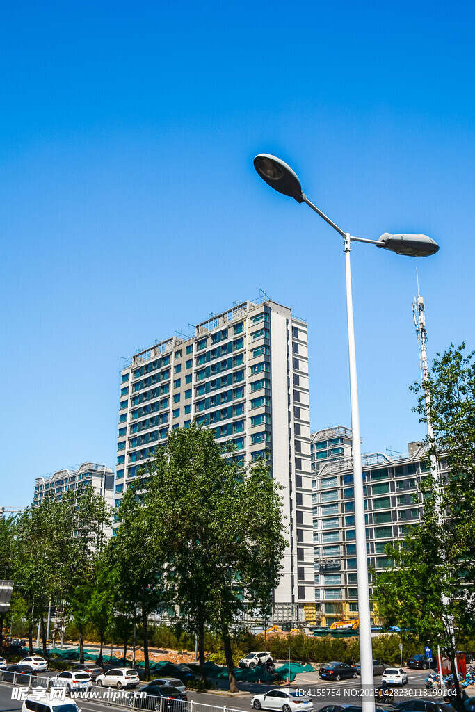 城市街景中的高樓與路燈