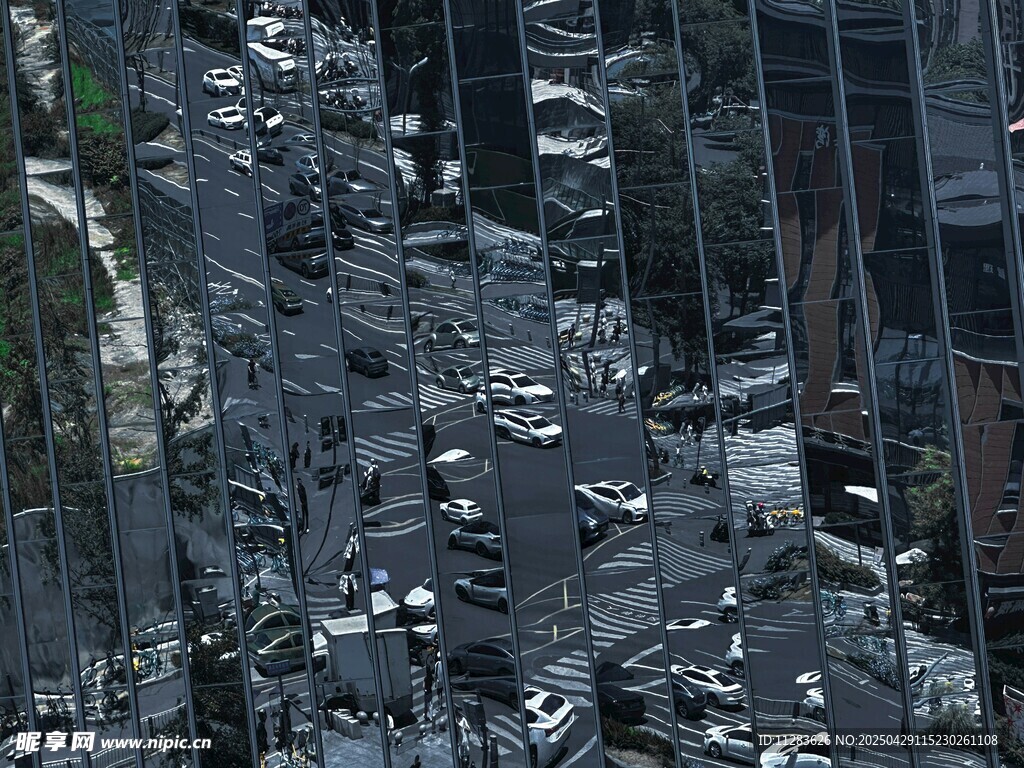 城市高樓間的車輛景象