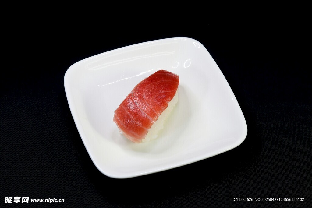 方形碟中的美味三文魚壽司