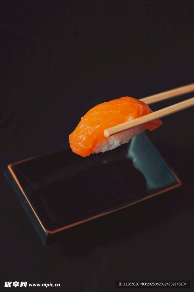 筷子夾起的美味壽司