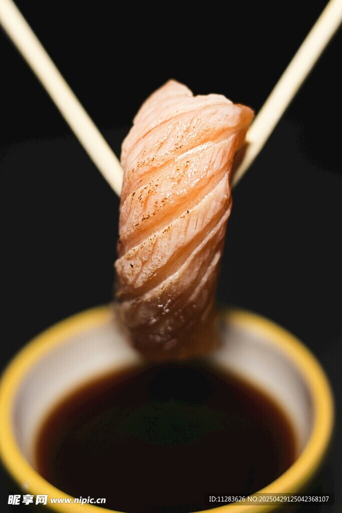 蘸醬油的三文魚壽司