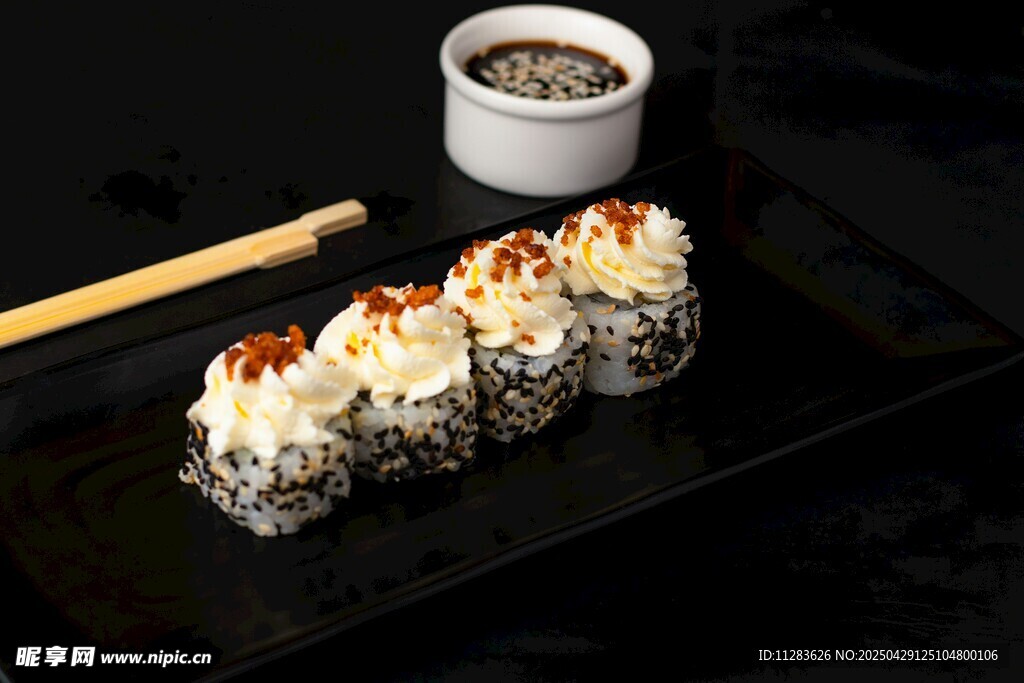 美味壽司配蘸料與筷子