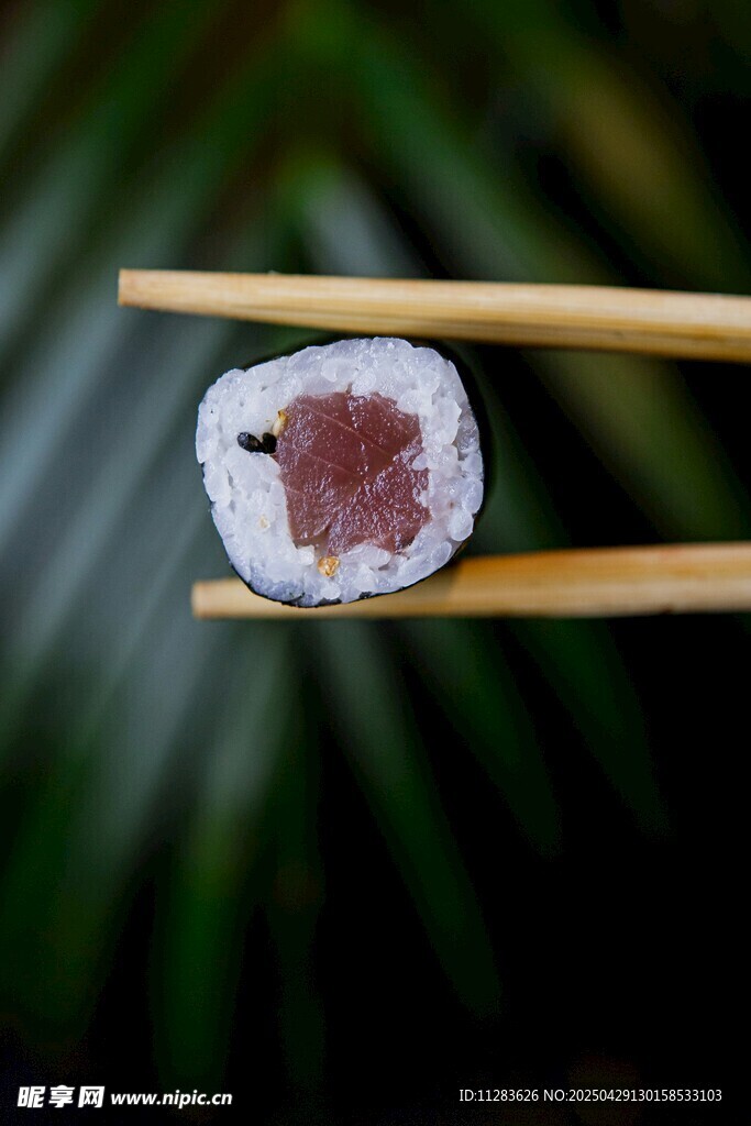 筷子夾著美味壽司