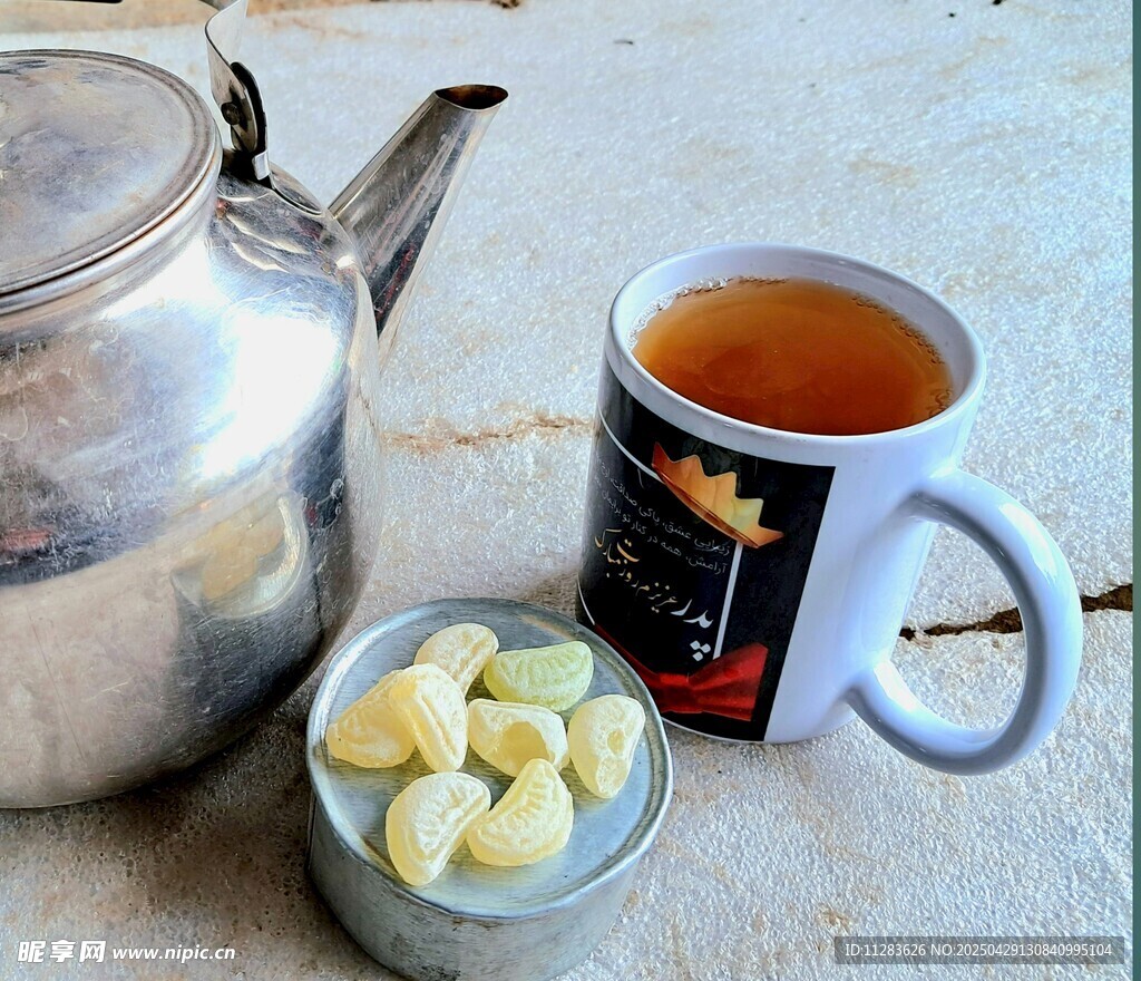 茶壺茶杯與點心的愜意時光