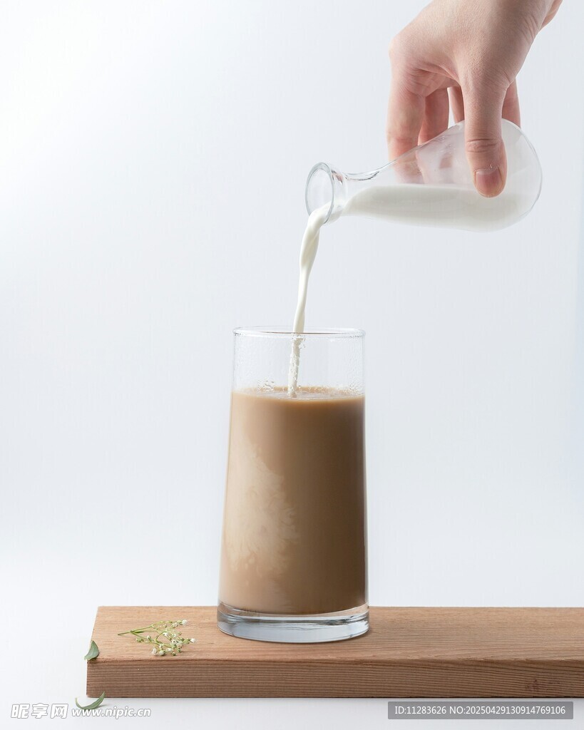 手斟奶茶入杯瞬間
