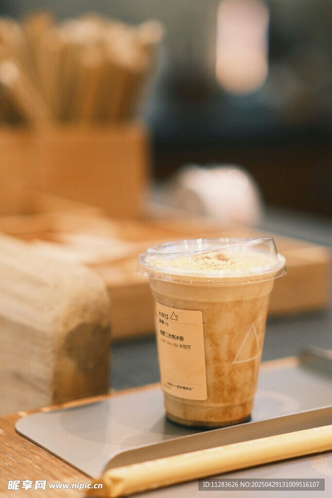 一杯美味拿鐵置于桌案