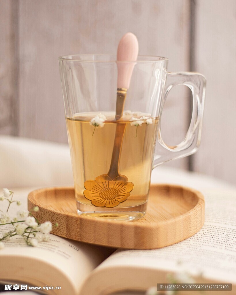 木盤上的玻璃杯與書籍