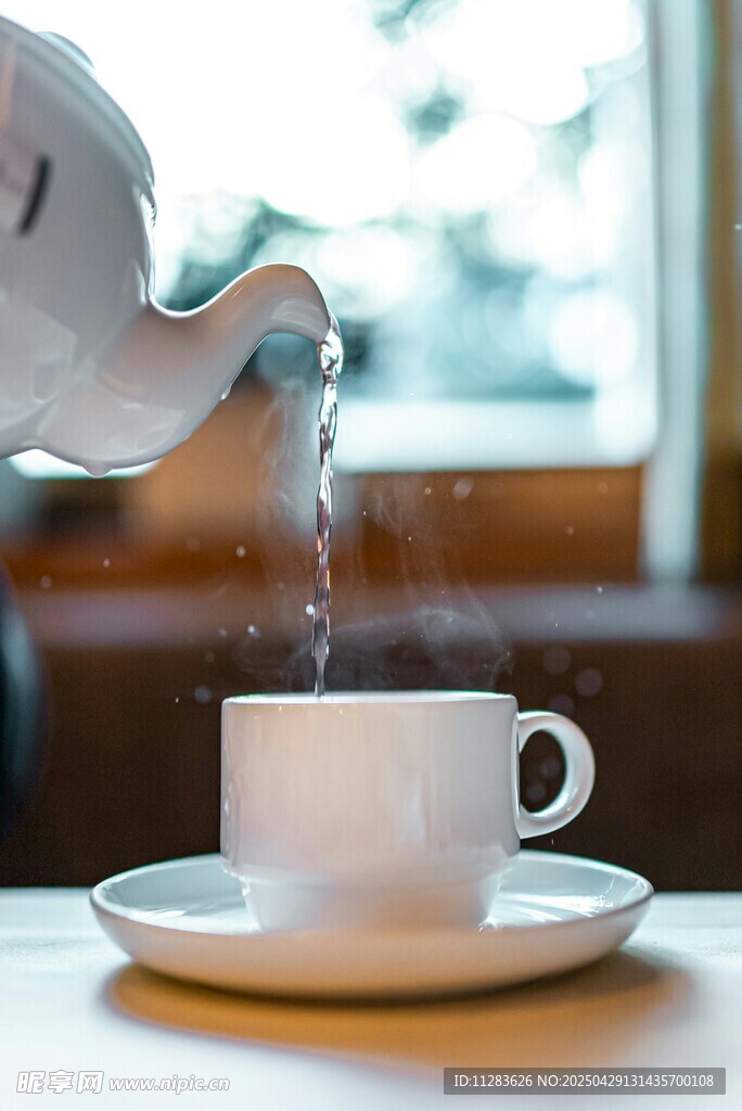 茶壺倒水入白色咖啡杯