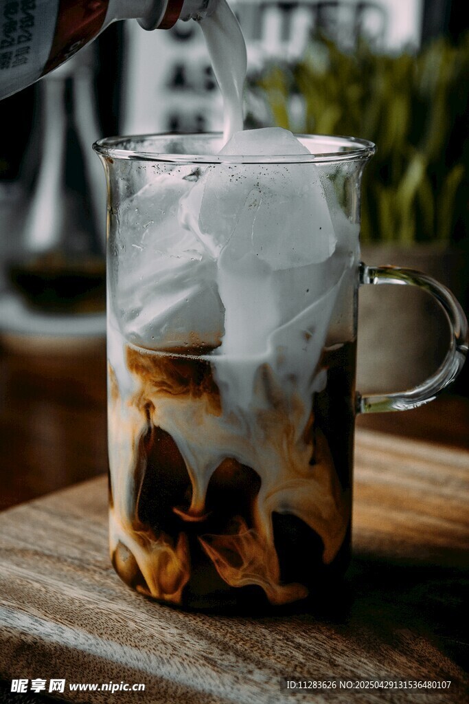 冰咖啡倒入玻璃杯瞬間