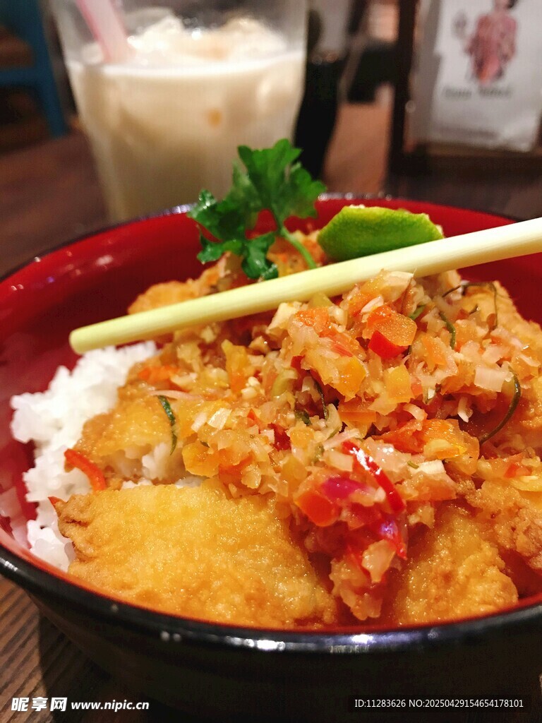 美味蓋澆飯搭配清新綠植