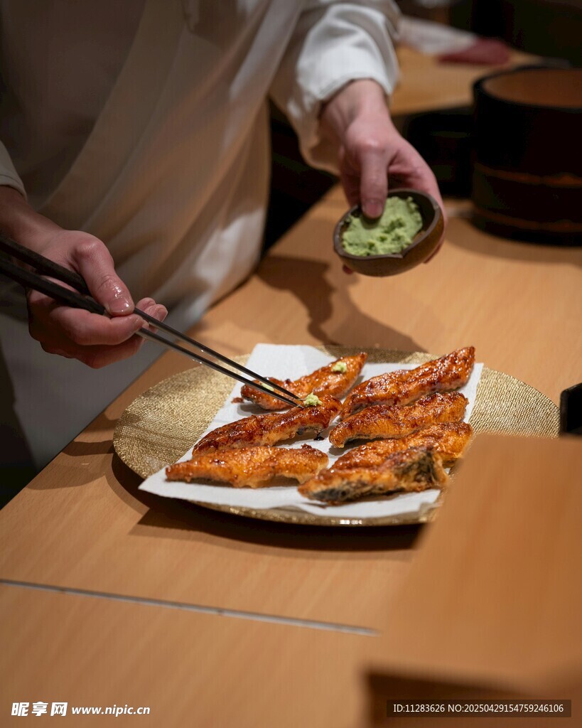 美味披薩正被夾取享用
