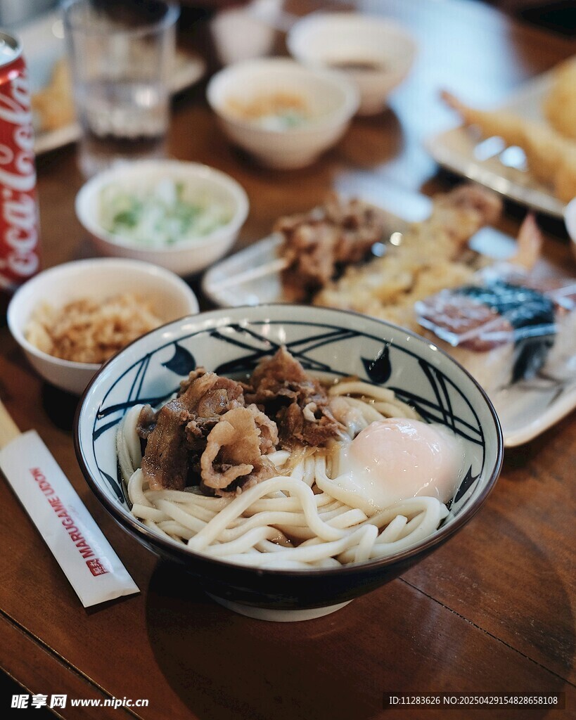 日式美食擺放在木桌上