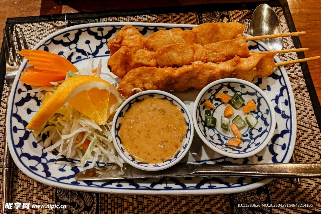 美味炸物拼盤配特色蘸料