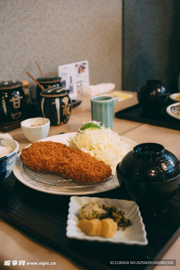 日式簡餐擺放在木桌上