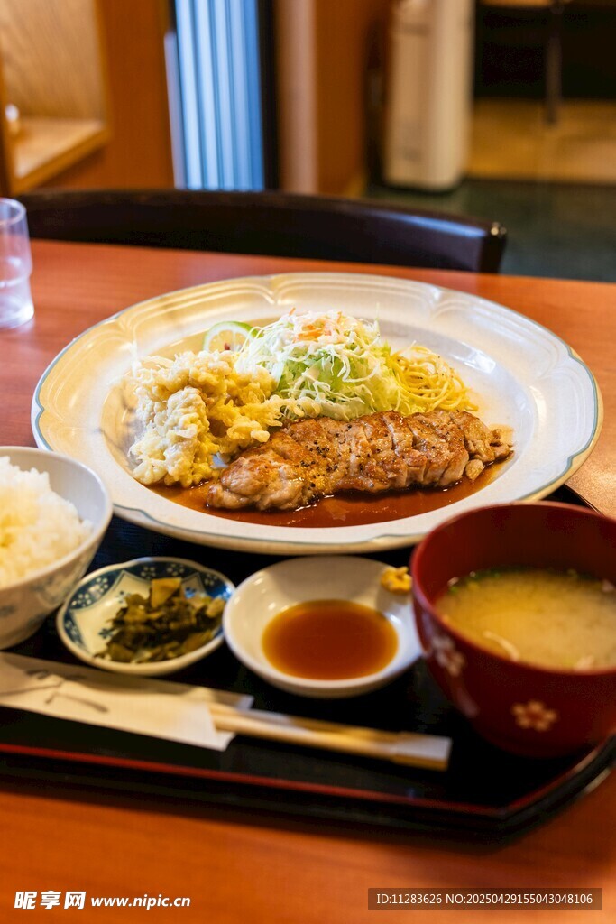 日式美味套餐擺放在桌前