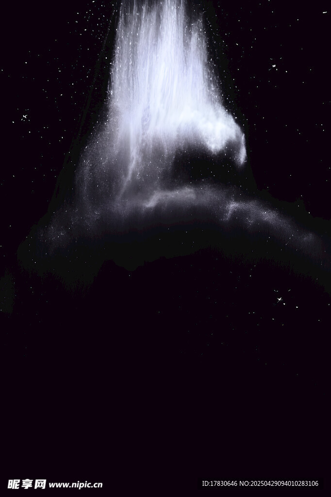 神秘夜空下的云霧景象