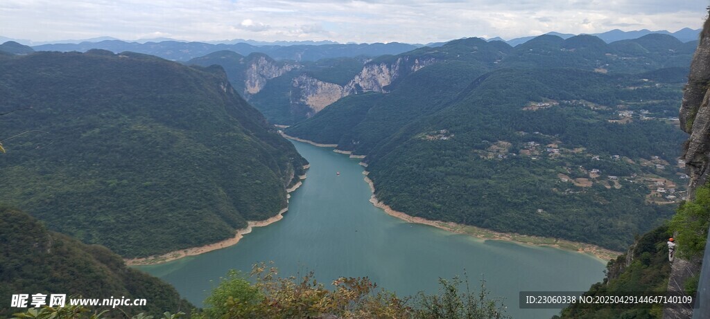 俯瞰壯麗河谷山水美景