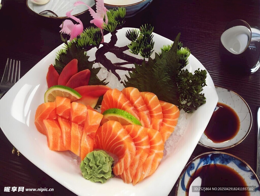 精致刺身拼盤美食展示