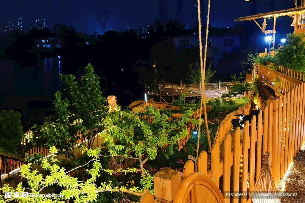 夜晚庭院綠植景觀