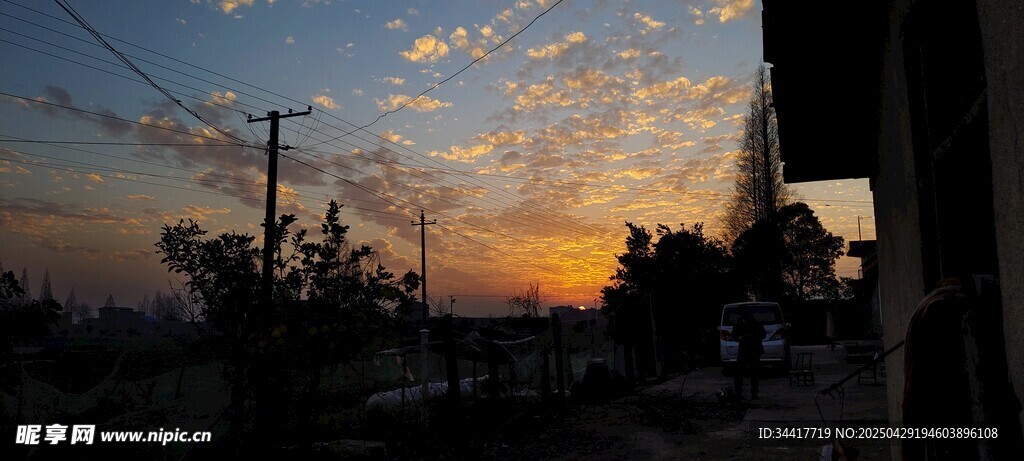 夕陽下的城市天際線美景