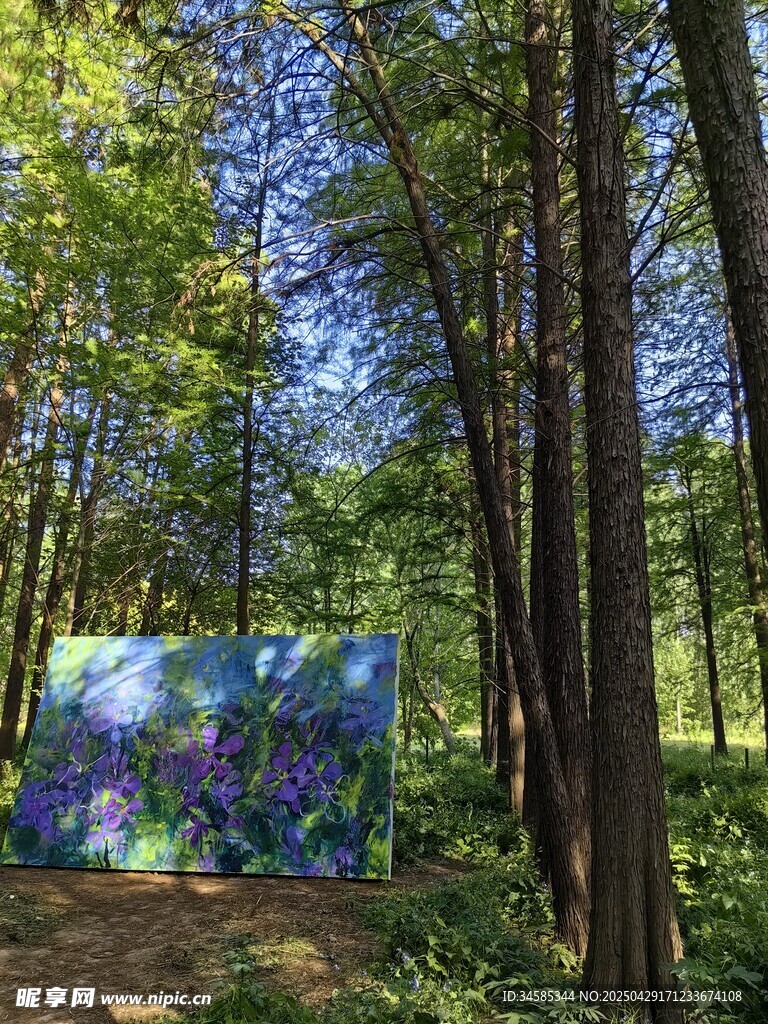 森林中的絢麗藝術畫作