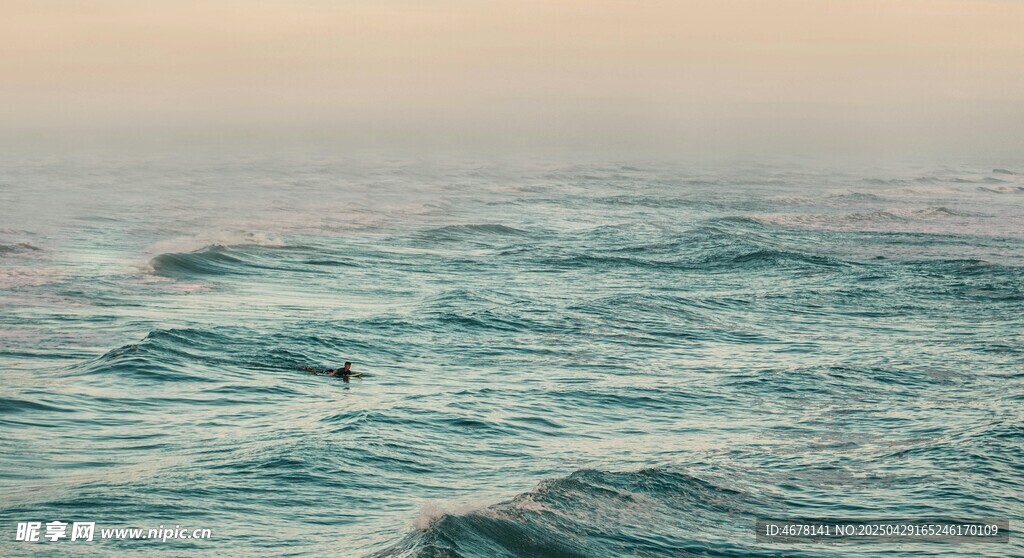 海上波浪中的沖浪者