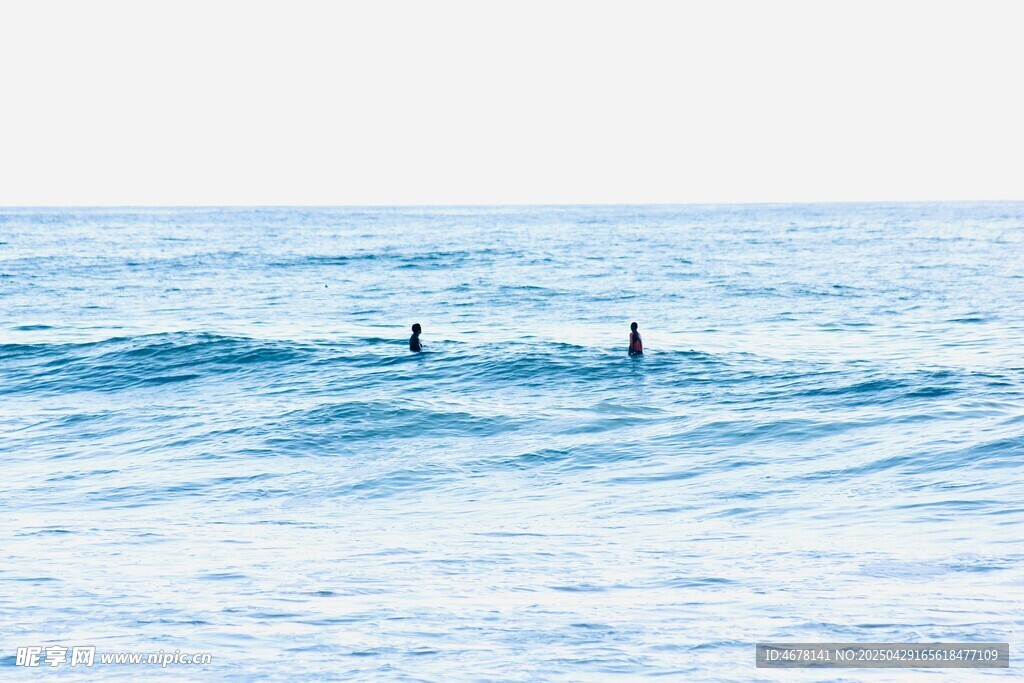 海中兩人踏浪嬉戲