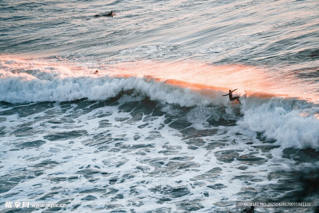 夕陽(yáng)下海浪翻涌的美景