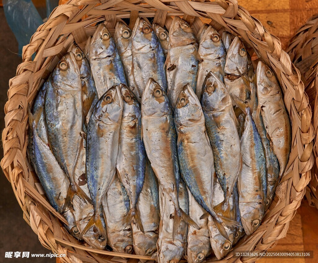竹籃中的干魚