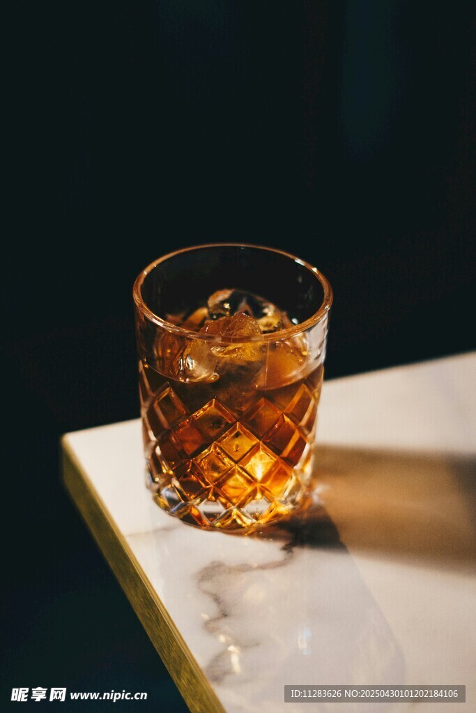 琥珀色威士忌配冰塊