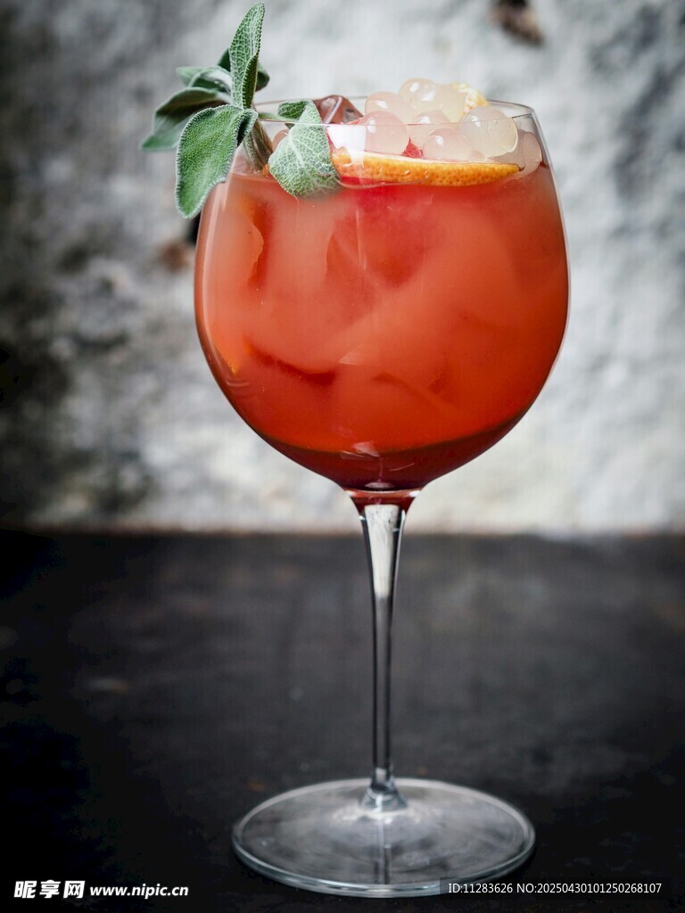 紅色雞尾酒配薄荷葉裝飾