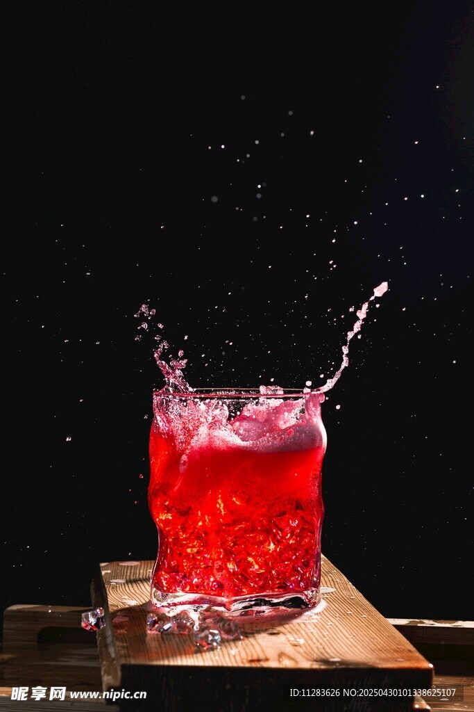 紅色飲品濺起絢麗水花