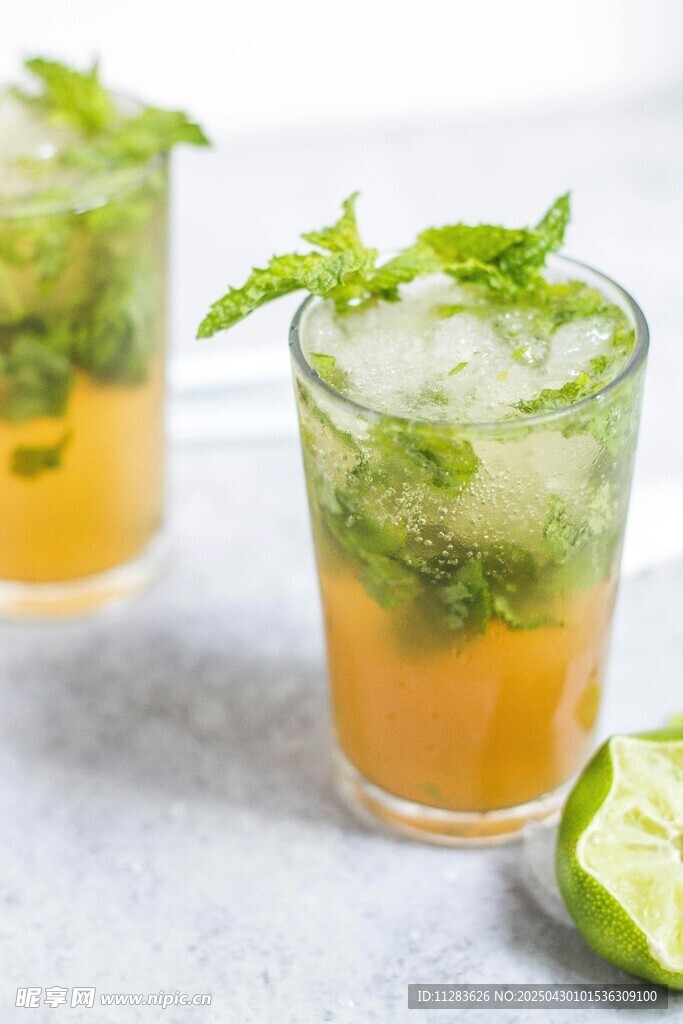 薄荷青檸冰飲清爽誘人