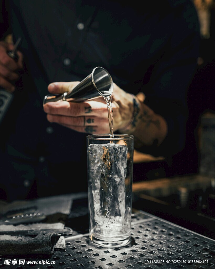 調(diào)酒師正在制作特色雞尾酒