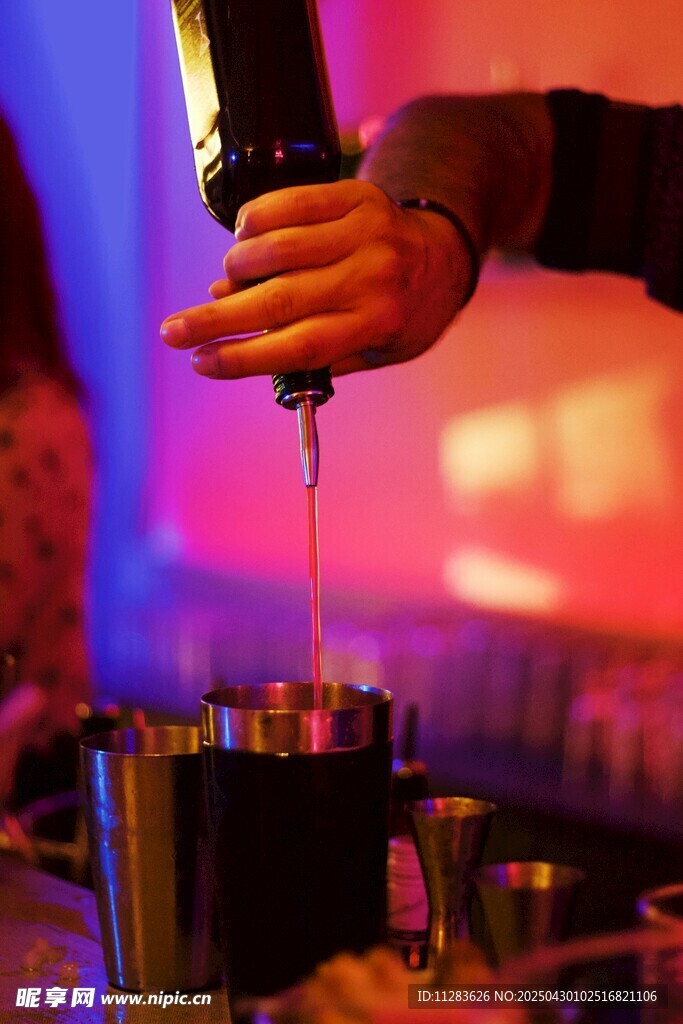 酒吧調酒師精彩倒酒瞬間