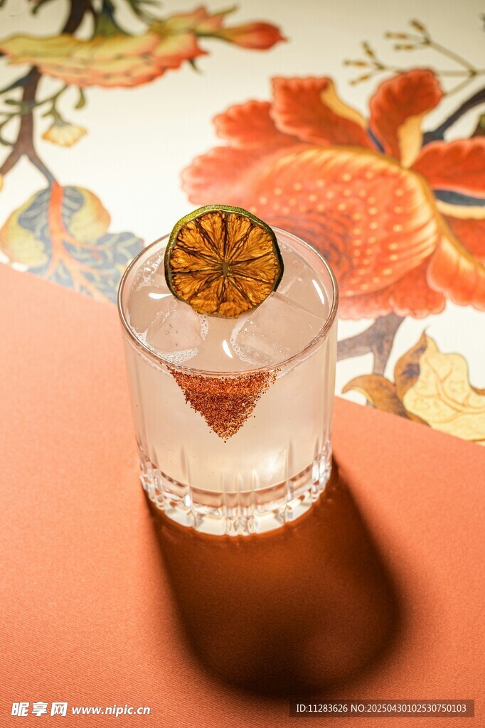 精致柑橘裝飾的透明飲品