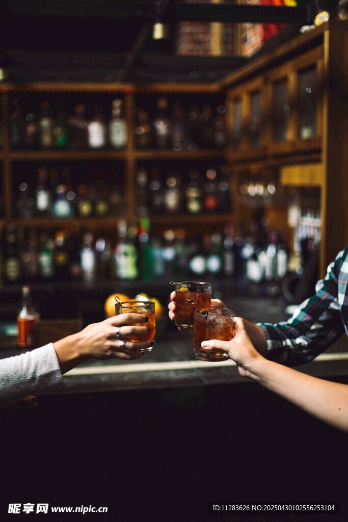 酒吧中兩人舉杯共飲時刻