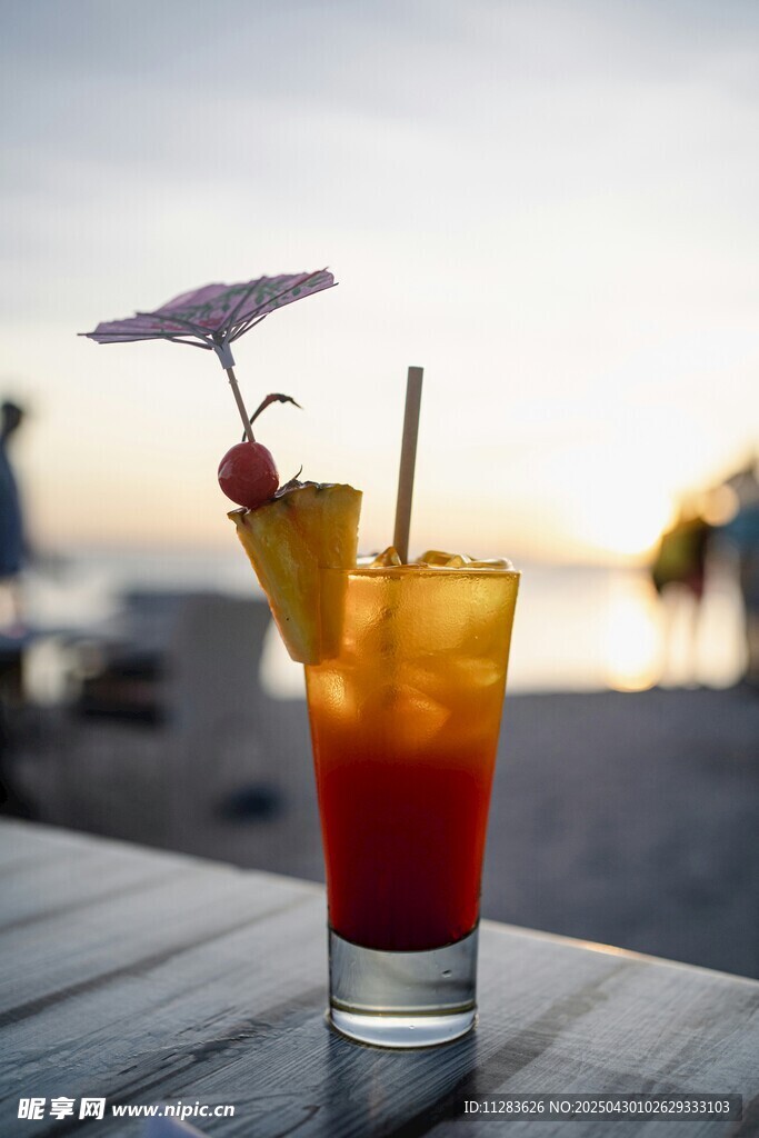海濱夕陽下的美味雞尾酒