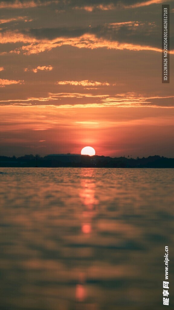 夕陽映水的美麗景致