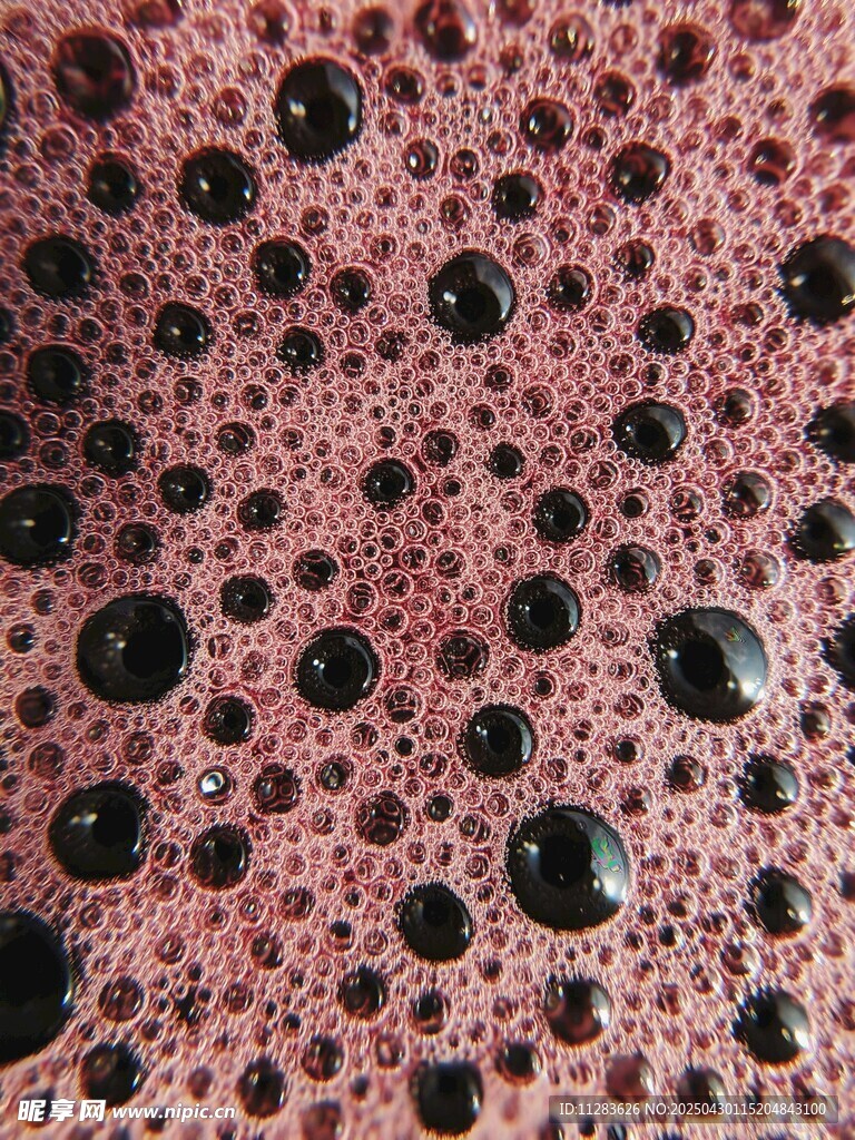 粉色泡沫上的黑色水滴