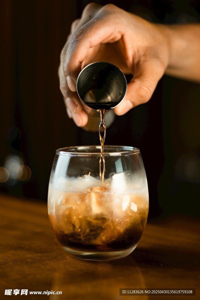 手調飲品倒入加冰玻璃中