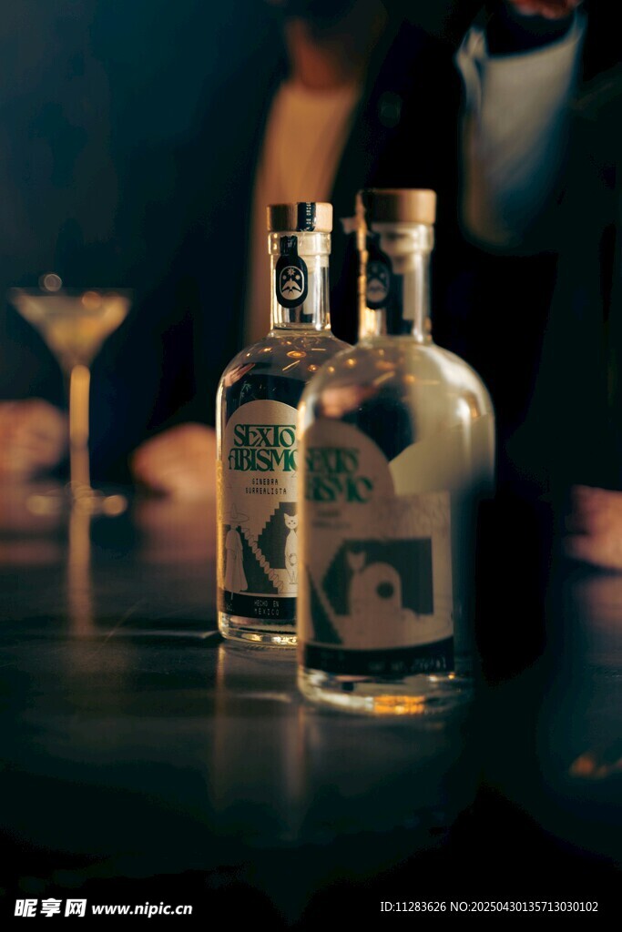 精致酒瓶與雞尾酒杯