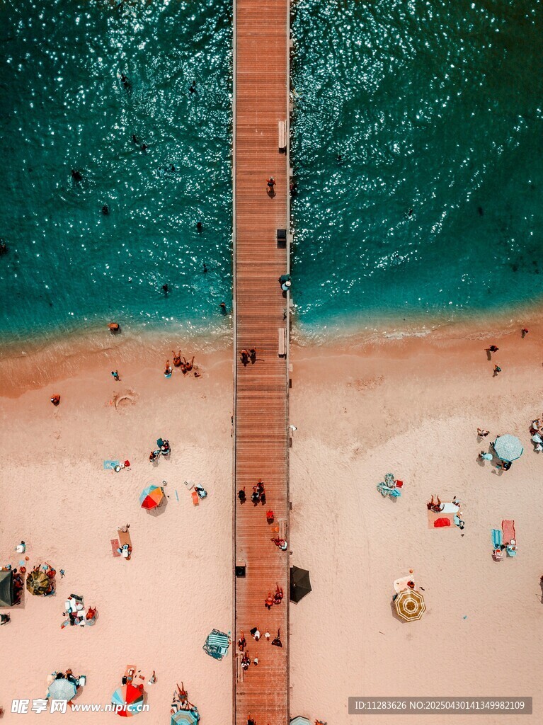 海灘棧橋人群夏日景象
